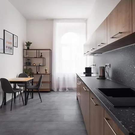 Spacious In Karlin By Days Apartamento
