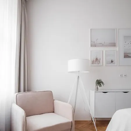 Spacious In Karlin By Days アパート *